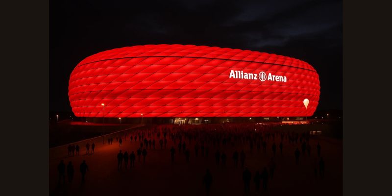 Allianz Arena thắp sáng đỏ rực, nơi Bayern Munich vô địch Bundesliga 2025/2026. Allianz Arena thắp sáng đỏ rực, nơi Bayern Munich vô địch Bundesliga 2025/2026.