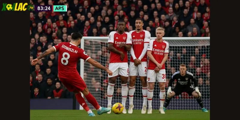 Cú sút phạt giúp Arsenal mất bất bại trước Liverpool.