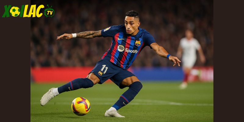 Raphinha kiến tạo tinh tế cho đồng đội trong Sevilla vs Barcelona tại Sánchez-Pizjuán.